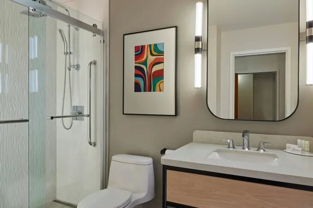 جناح جونيور، Courtyard by Marriott Denver Downtown 2/3