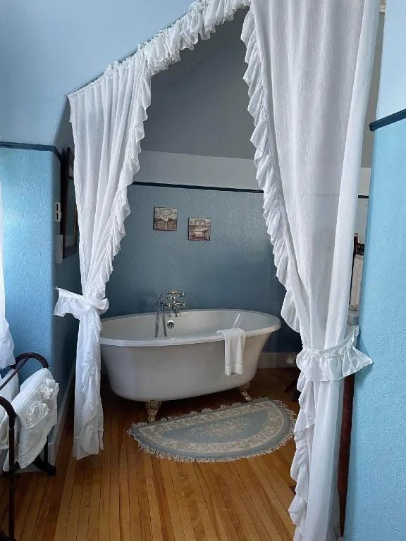جناح شهر العسل بسرير كوين، Marshlands Inn 3/3