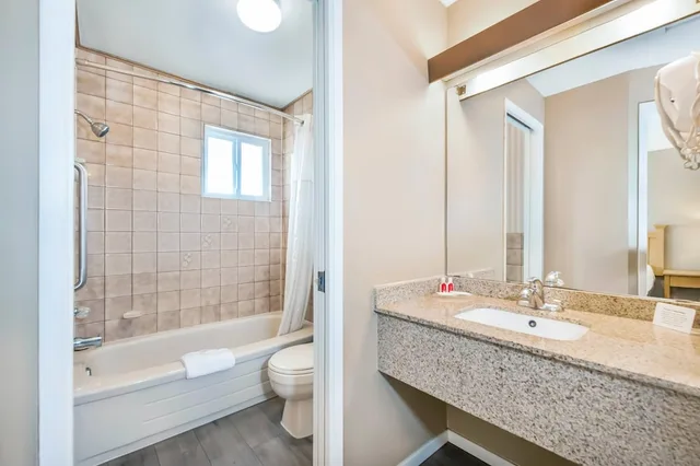 جناح ديلوكس بسرير كوين، Econo Lodge Inn & Suites North Vancouver 2/2