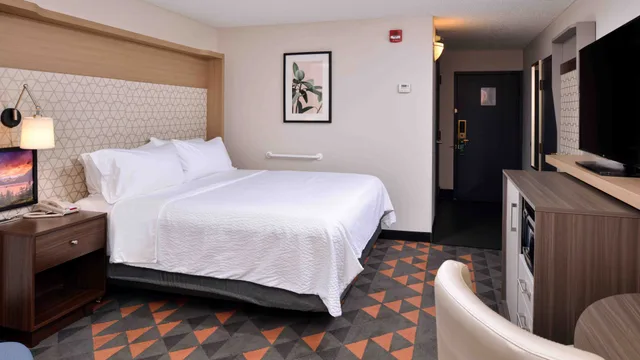 غرفة بسرير كينج لذوي الإعاقة، Holiday Inn Great Falls 5/10