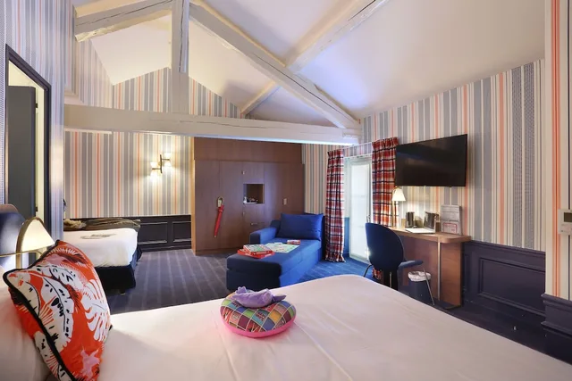 غرفة عائلية بسريرين منفصلين مع أريكة، Auberge Du Cheval Blanc 2/2