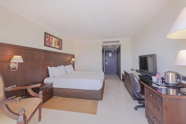 Standard, King Bed, Lateral Side Sea View، Crowne Plaza Antalya 1/5