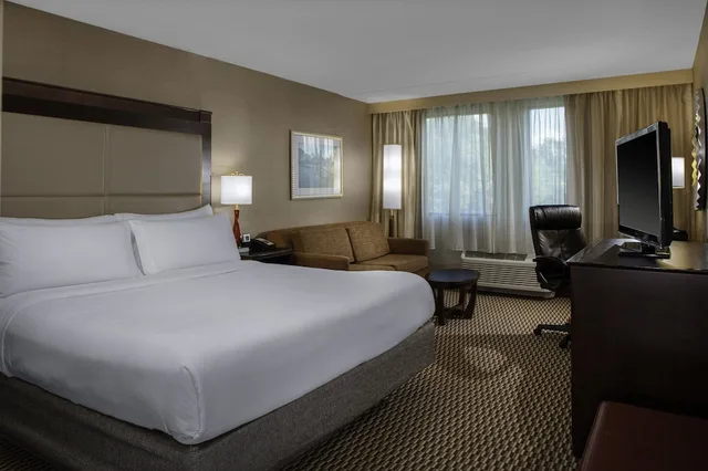 غرفة قياسية بسرير كوين مع أريكة، CROWNE PLAZA BOSTON - WOBURN 2/10