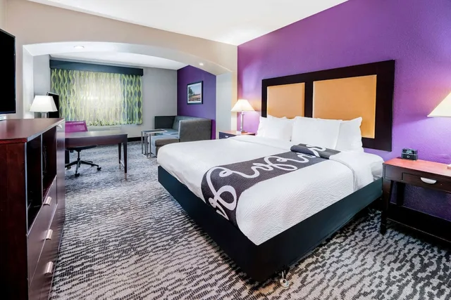 جناح جونيور بسرير كينج مع أريكة، La Quinta Inn & Suites by Wyndham DFW Airport West - Bedford 1/2