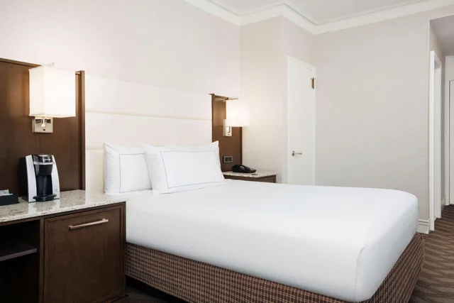 غرفة ديلوكس بسرير كينج، Hilton Boston Park Plaza 2/5