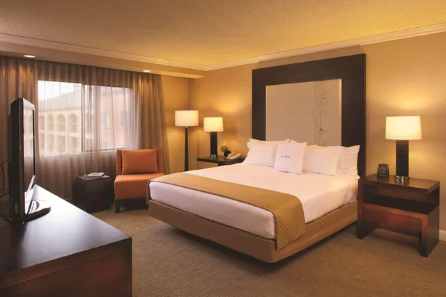 جناح بسرير كينج بغرفتين مع أريكة بجاكوزي، Doubletree By Hilton Sonoma Wine Country 1/2