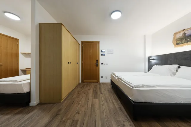 Family, 1 Single and 2 Queen Beds, Mountain View, Balcony, Best Western Hotel Nevada 5/6