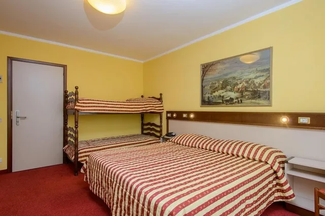 غرفة قياسية رباعية بسرير مزدوج وسرير بطابقين، Hotel Papa 1/3