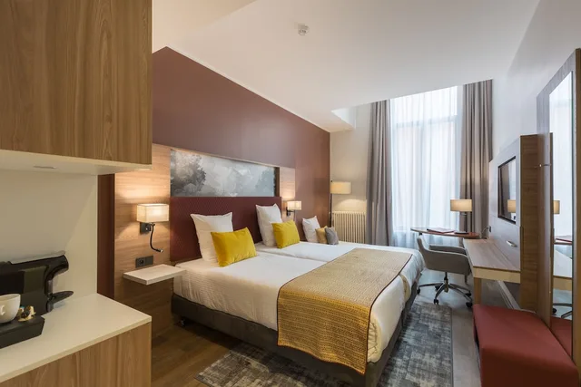 Comfort Triple Room, Leonardo Hotel Antwerp 5/7
