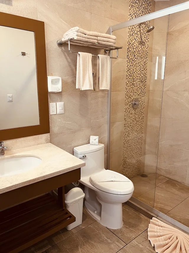 غرفة ديلوكس بسرير كينج بشرفة مع أريكة، Grand Fifty Suites 10/10