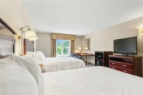 غرفة بسريرين كوين بحوض استحمام لذوي الإعاقة، Hampton Inn Nashua 1/2