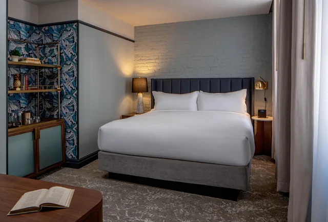 Room, King Bed, Street View، The Eliza Jane, Autograph Collection 1/4