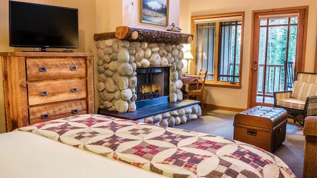 Cabin, King and Queen Bed, River Front، Weasku Inn 2/3