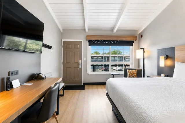 Classic, King Bed, Courtyard View, Thunderbird Lodge 3/8
