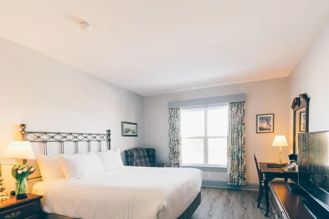 Traditional, King Bed, Harbour View, Loyalist Country Inn A Lakeview Resort 1/2