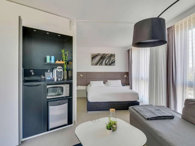 جناح تنفيذي بسرير كوين مع أريكة، Novotel Suites Paris Issy Les Moulineaux 3/10