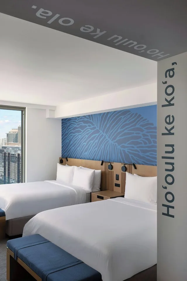 غرفة بسريرين مزدوجين بإطلالة جزئية على البحر، Renaissance Honolulu Hotel & Spa 1/3