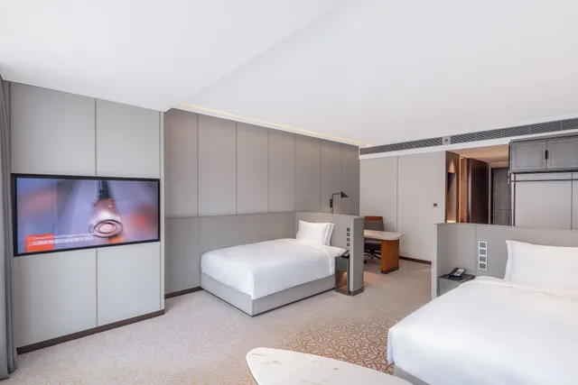 غرفة قياسية بسريرين مزدوجين مع دخول صالة النادي، Crowne Plaza Qingdao Jinshui 2/4