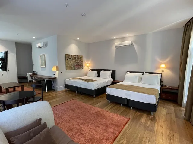 غرفة عائلية بسريرين كوين مع أريكة، Misafir Suites 8 Istanbul. 4/5