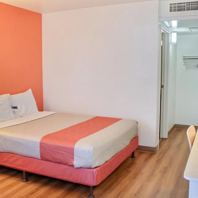 1 Full Bed - ADA/RI Shower/Micfridge، Motel6 Atascadero, CA 1/10