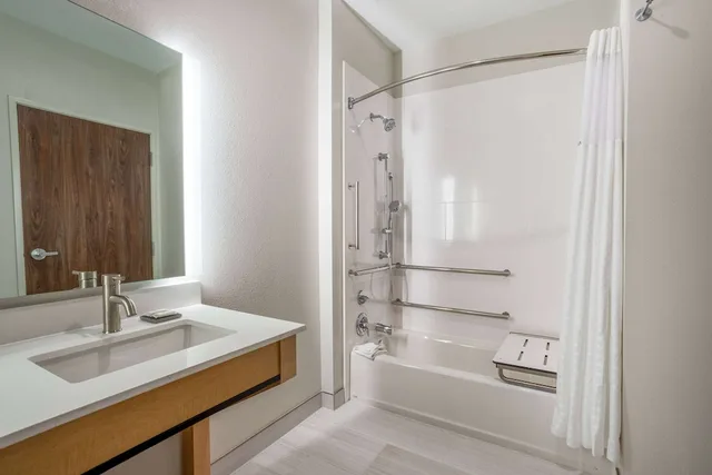 غرفة بسريرين كوين لذوي الإعاقة، La Quinta Inn & Suites by Wyndham Pflugerville 4/4