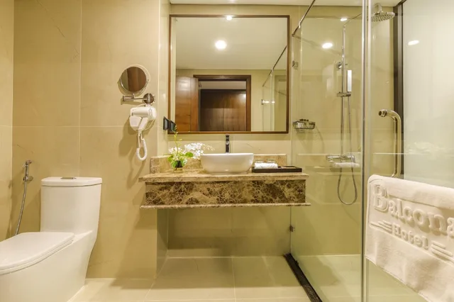 غرفة ديلوكس بسرير مزدوج بشرفة بإطلالة جزئية على البحر، Balcona Hotel Da Nang 6/6