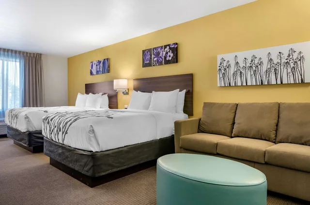 غرفة بسريرين كوين مع أريكة، Sleep Inn & Suites Great Falls Airport 2/3