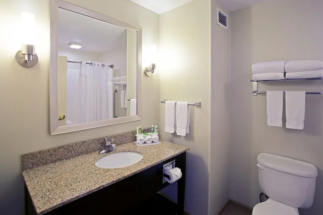 Standard, 2 Queen Beds, Holiday Inn Express Hotel Suites Grand Rapids North 3/6