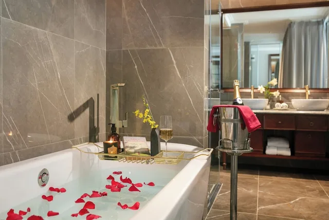 Grand, Spa, Suite, King Bed, Sofa، La Mejor Indochine Hotel 8/8
