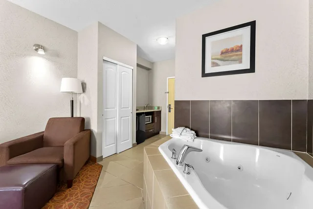 غرفة بسرير كينج بحوض جاكوزي، Best Western Williams Lake Hotel 5/6