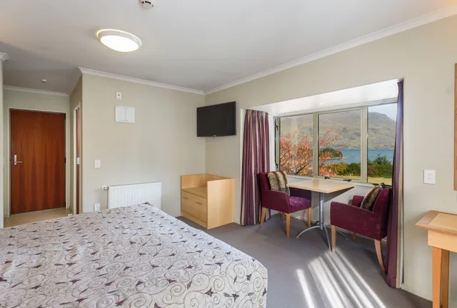 Studio, King Bed, Lake View, Queenstown Motel Apartments 5/10
