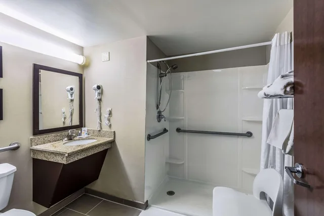 غرفة بسرير كينج، Comfort Inn Medford - Long Island 4/4
