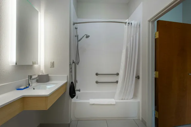 جناح لذوي الإعاقة، Holiday Inn Express Hotel Suites Lewisburg 2/2