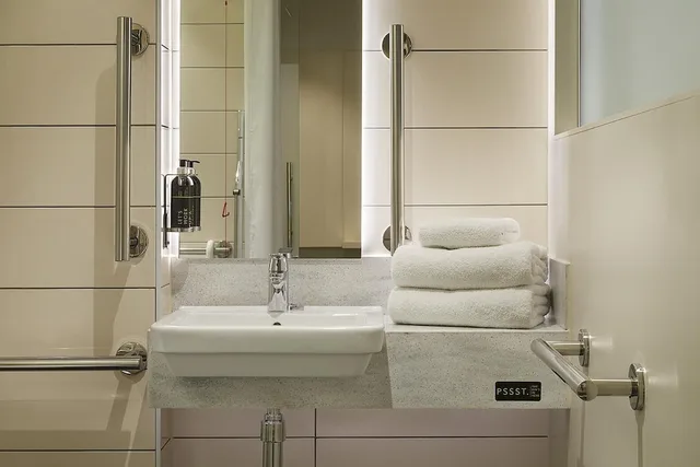 Standard, Double Bed, No Window, Accessible، hub by Premier Inn London Westminster Abbey hotel 6/8