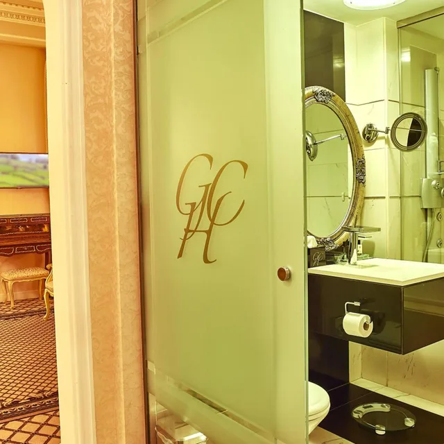 جناح جونيور، Grand Hotel Continental 7/7