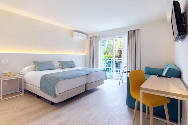 غرفة بفراش فوتون وسريرين منفصلين بإطلالة على المسبح بشرفة، Palmasol Hotel 1/6