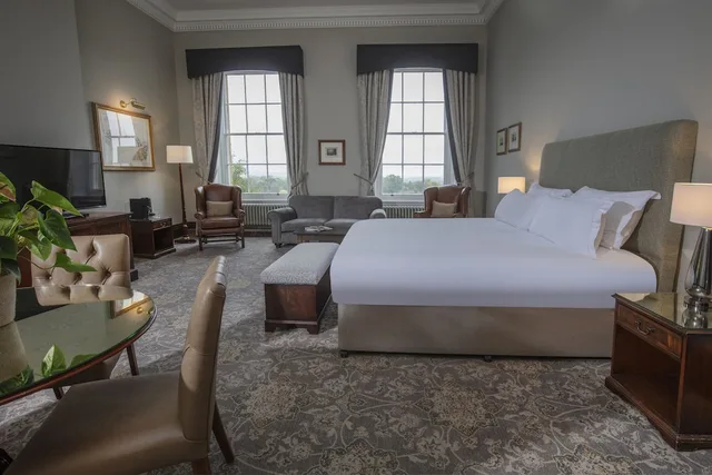 جناح جونيور بسرير كينج، Oulton Hall Hotel, Spa & Golf Resort 2/6