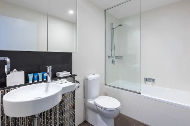 1 Bedroom, Suite, King Bed, Meriton Suites Adelaide Street 3/4