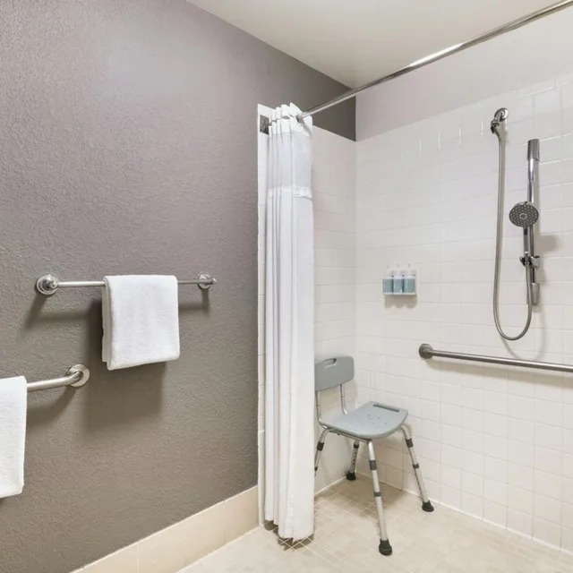غرفة بسرير كينج مع أريكة بحوض استحمام لذوي الإعاقة، Courtyard Scottsdale Old Town 5/5