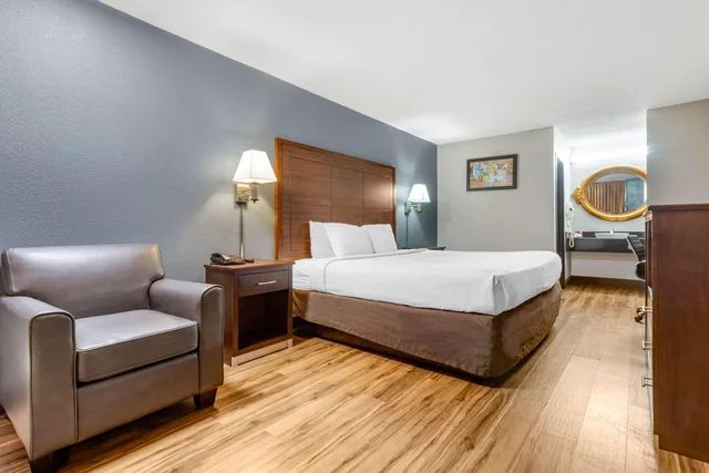 غرفة بسرير كينج للمدخنين، Econo Lodge Rock Hill Northeast 3/4
