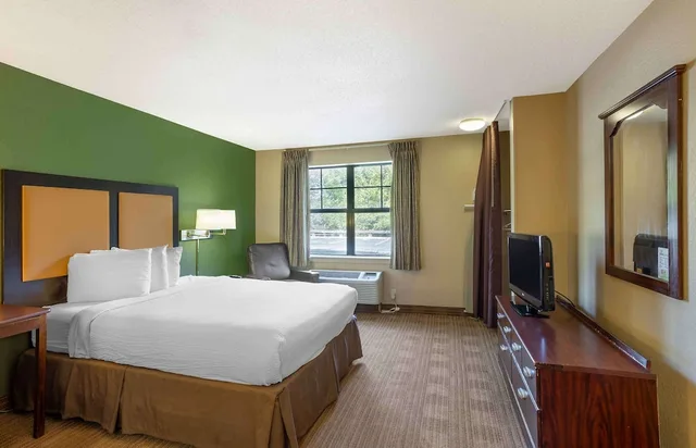 Efficiency, Queen Bed, Accessible, Suburban Studios Exton - Philadelphia Great Valley 1/5
