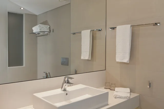 غرفة ديلوكس بسريرين منفصلين بإطلالة جزئية على البحر، Princess Andriana Resort & Spa 8/8
