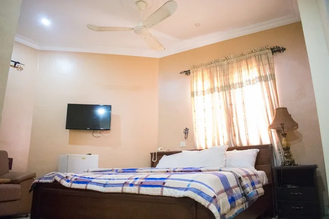 Executive, Queen Bed, Isno Hotels Lagos 2/4
