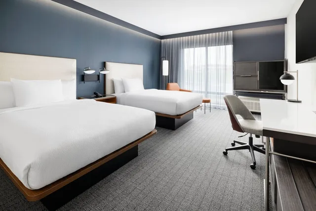 غرفة قياسية بسريرين كوين بحوض استحمام لذوي الإعاقة، Courtyard By Marriott New Castle 1/3