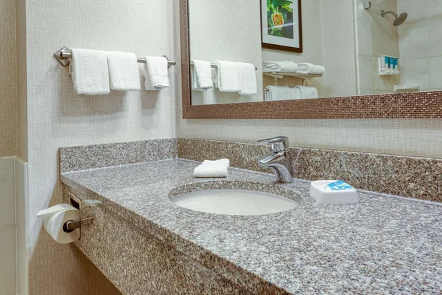 جناح بسريرين كوين بغرفتين مع أريكة في طابق مرتفع، Drury Inn and Suites Northeast Indianpolis 4/5