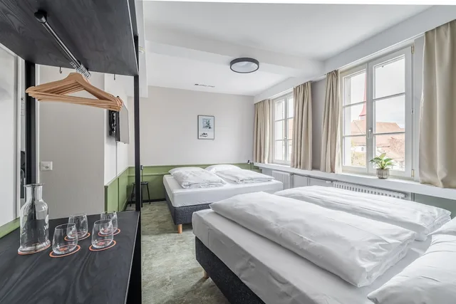 غرفة قياسية رباعية بسريرين كوين، Stern (Hotel und Restaurant STERN Luzern) 1/7