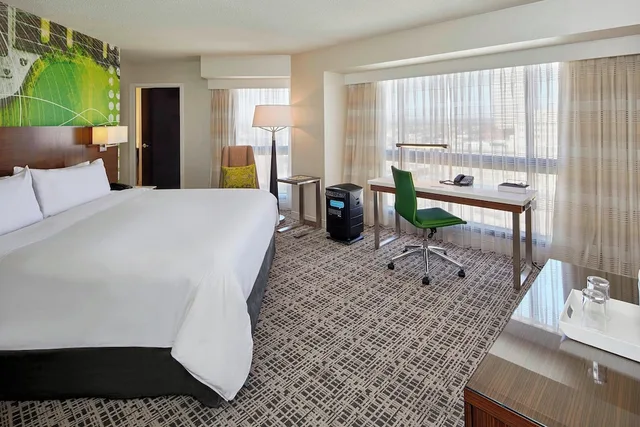 غرفة ركنية بسرير كينج لذوي الإعاقة، Renaissance Nashville Hotel 1/4