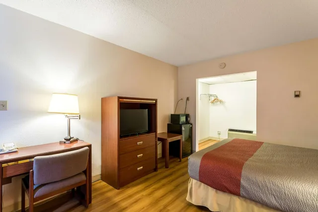 1 Queen Bed - Non-Smoking, Motel6 Butte, MT - Historic City Center 5/10