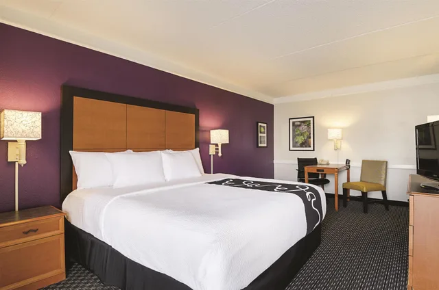 غرفة بسرير كينج لذوي الإعاقة، Baymont By Wyndham Greenville Woodruff Rd 1/10