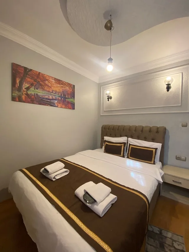 2 Bedrooms, Basement, Apartment, 1 Queen and 2 Queen Beds، Berce Hotel 6/10